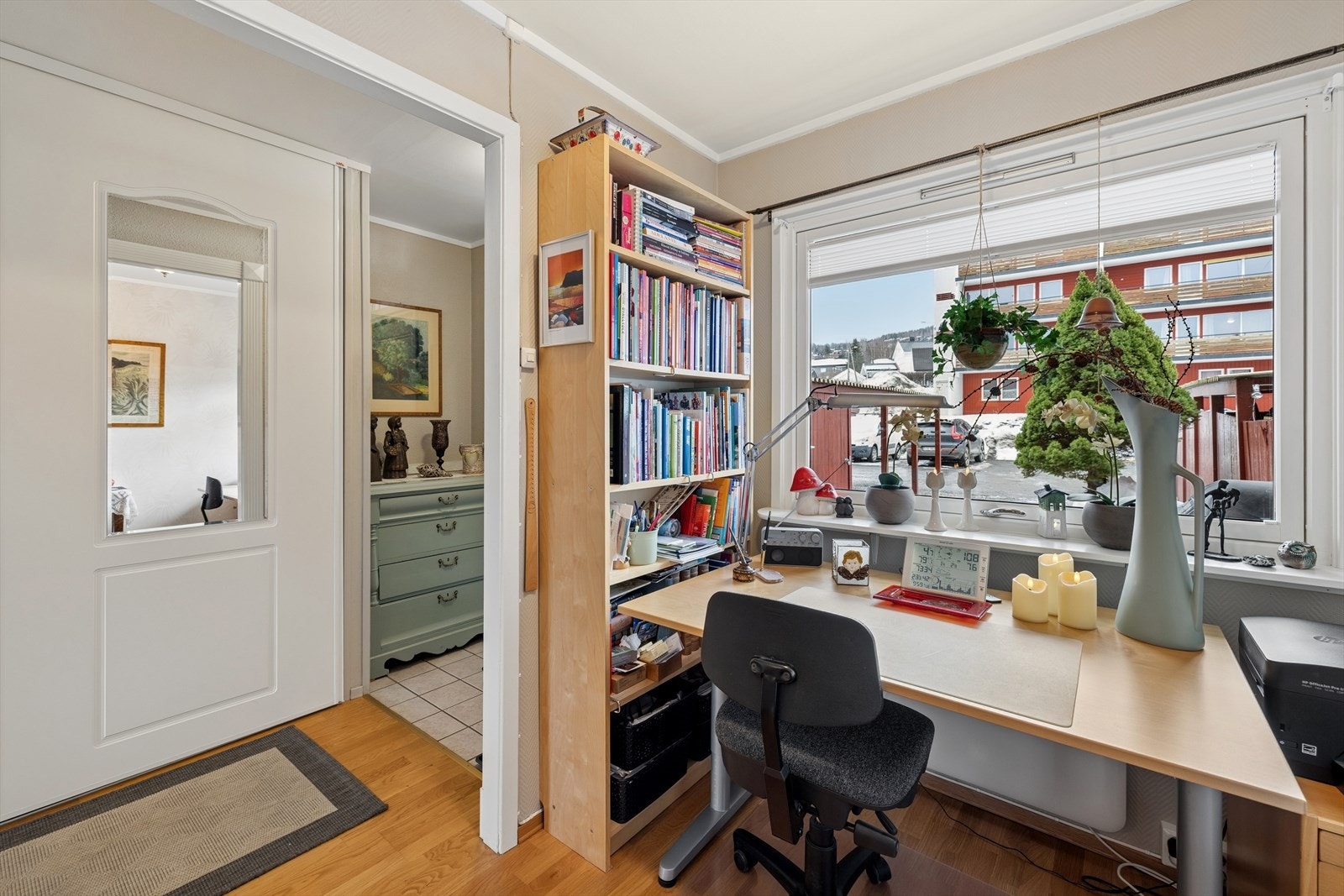 I tilknytning til entréen er det en praktisk krok, ypperlig som et hjemmekontor. Rommet er originalt godkjent som soverom. Galleribilde