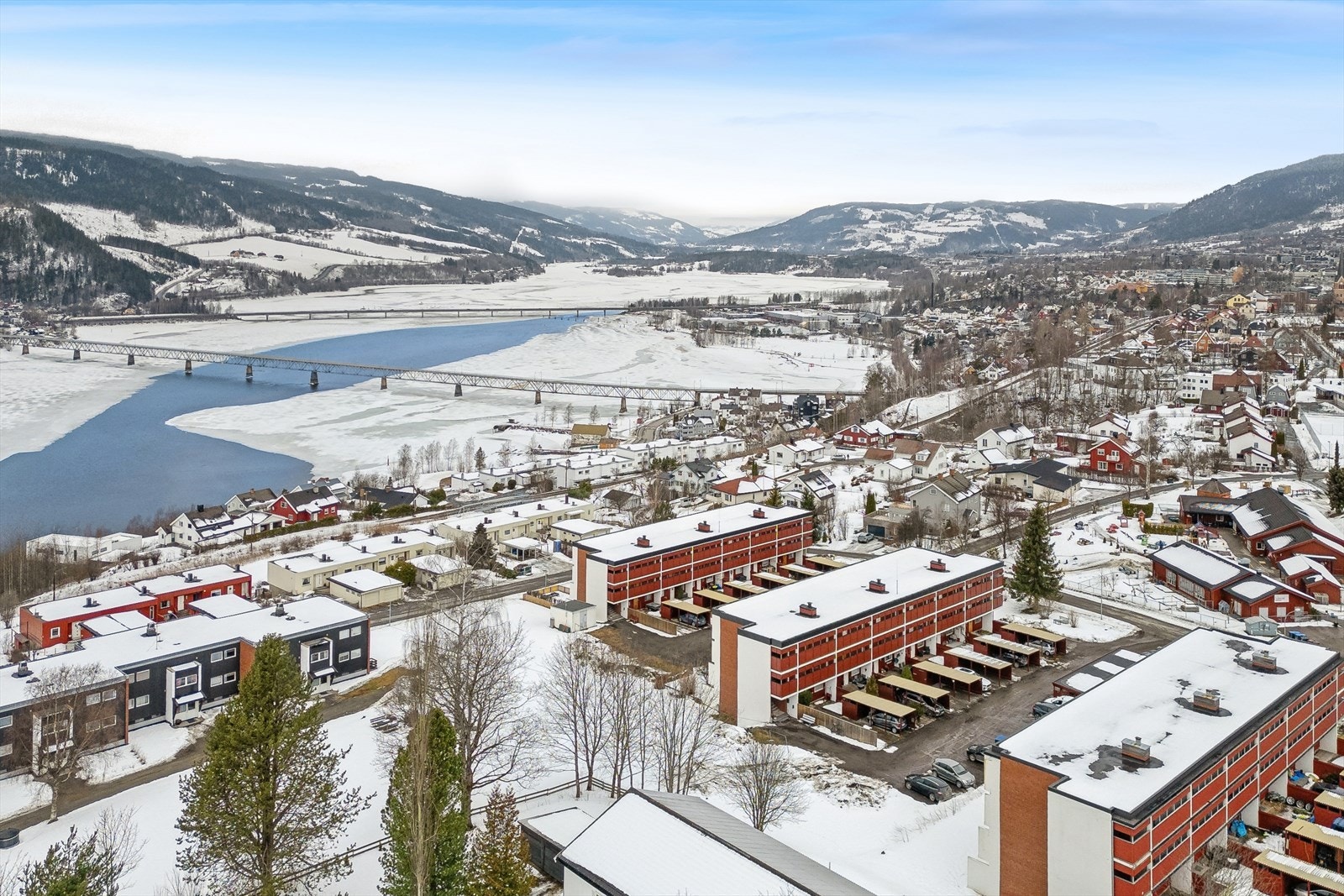 En sentral, men tilbaketrukket beliggenhet i Lillehammer, med kort vei til byens fasiliteter. Galleribilde