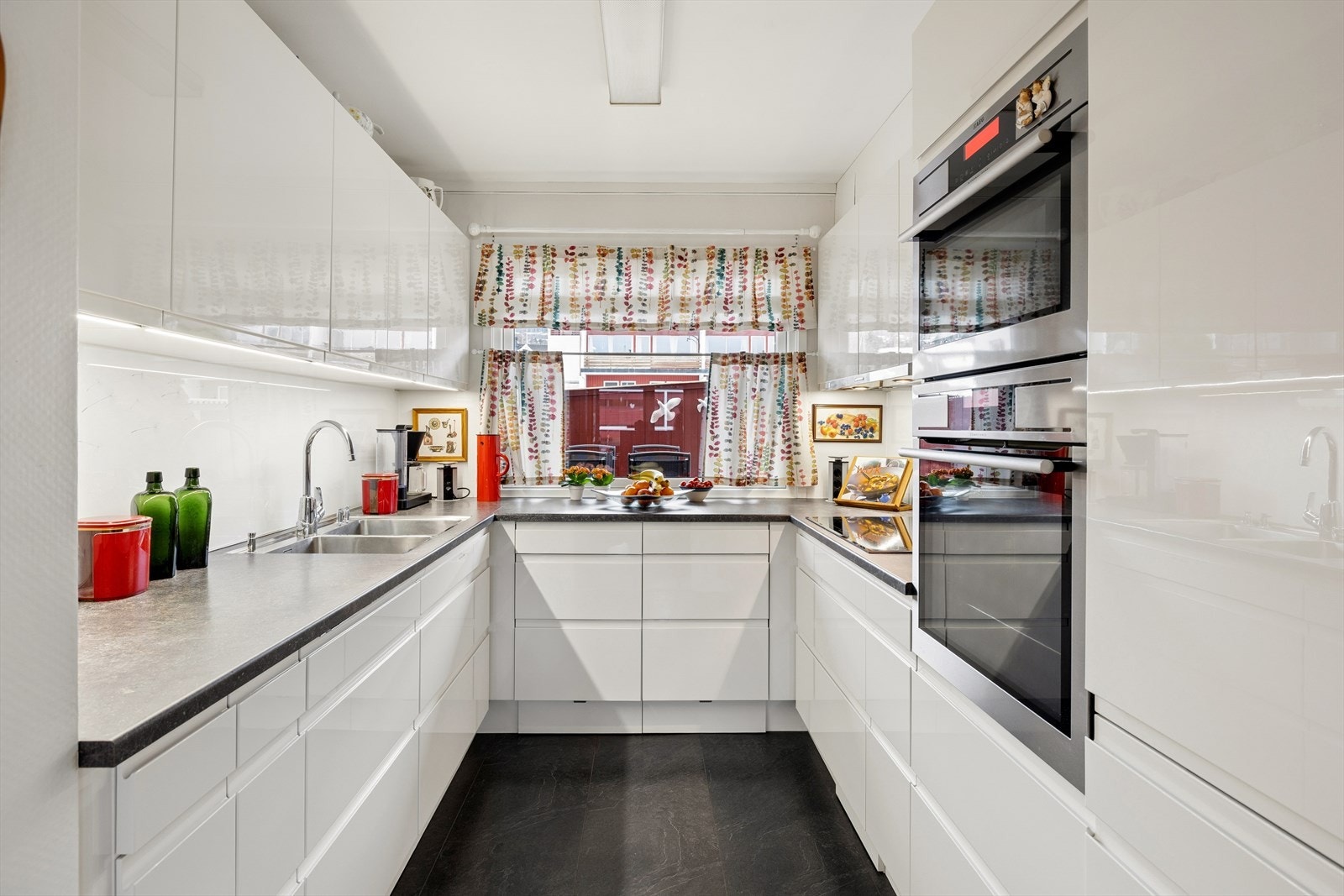 Kjøkkenet er innredet i en praktisk form, og har godt med både skap- og benkeplass. Galleribilde