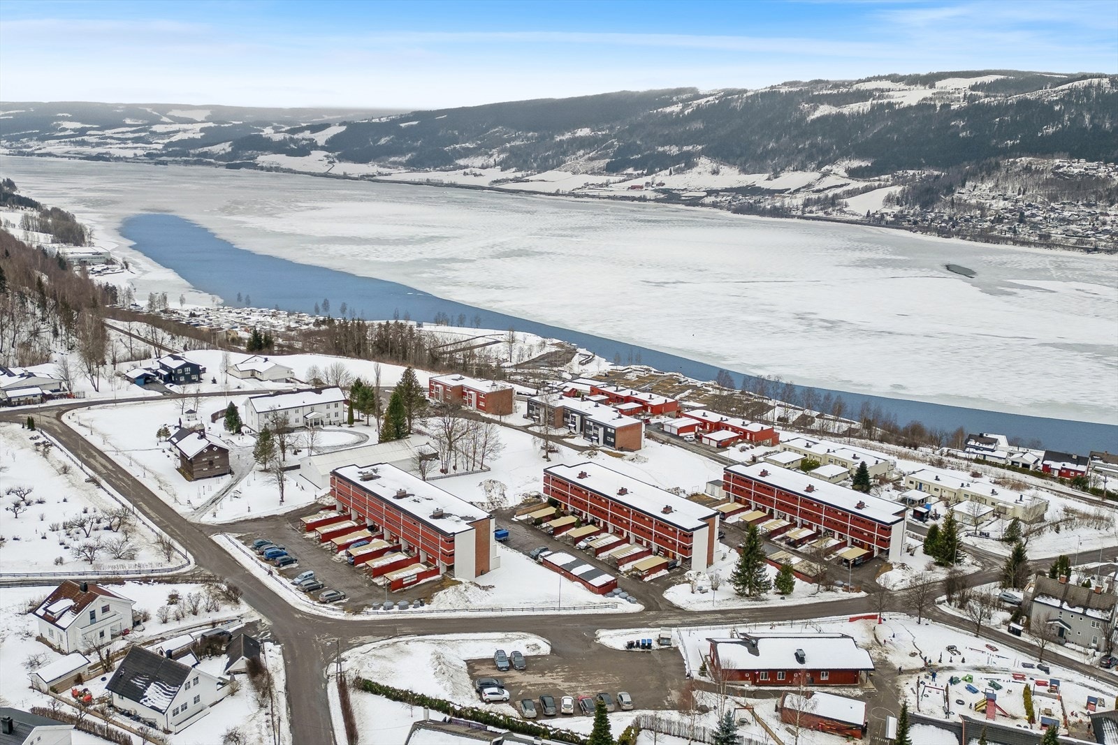 Leiligheten ligger svært fint til nederst på Suttestad, et attraktivt og etablert boligområde like sør for sentrum. Her bor du med nærhet til det du skulle trenge i hverdagen. Galleribilde