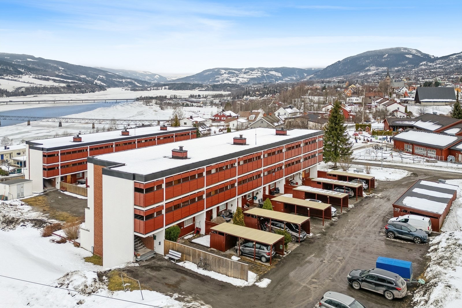 Fra boligen er det kun 3 minutters gange til Suttestad bussholdeplass, med gode forbindelser. Galleribilde