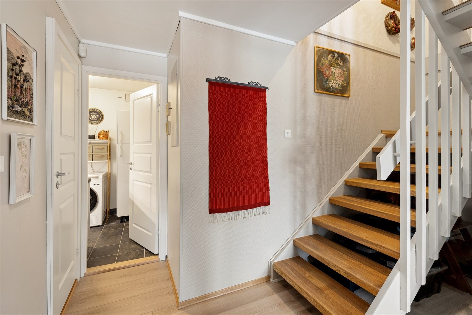 Tretrappen leder ned til underetasjens gang, som gir adkomst til alle rom i etasjen. Galleribilde