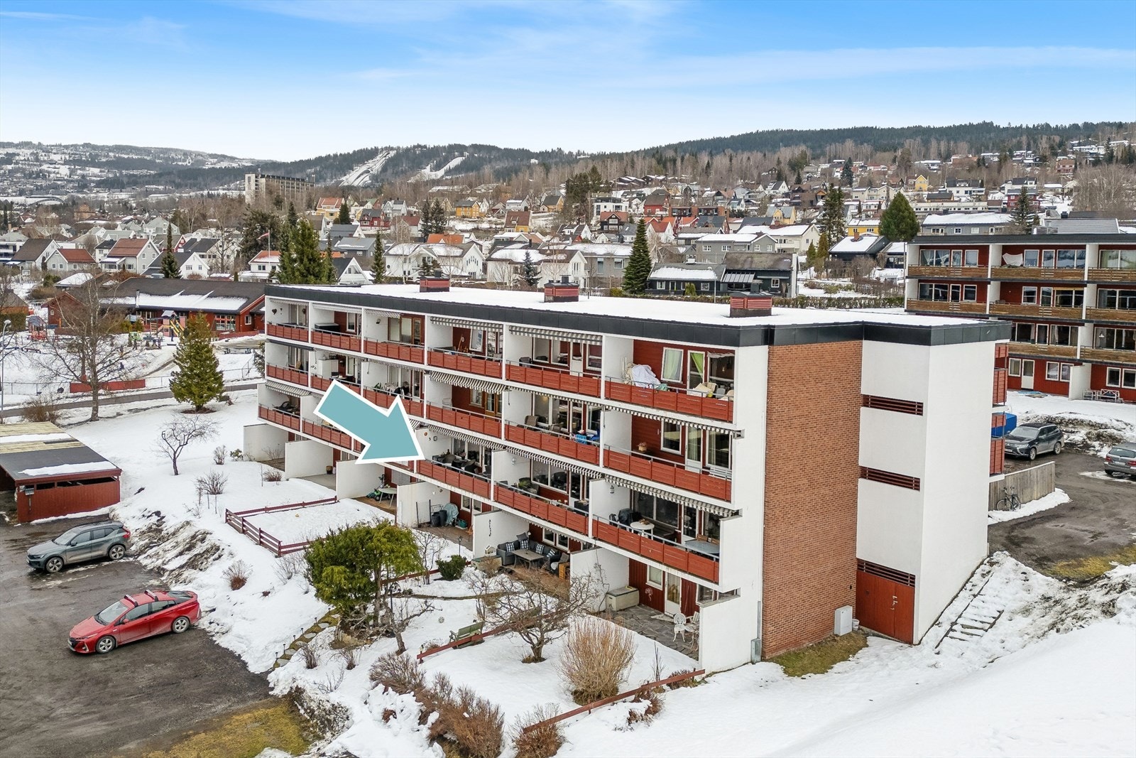 Leiligheten har en praktisk planløsning over to plan, med lyse og luftige oppholdsrom. Galleribilde