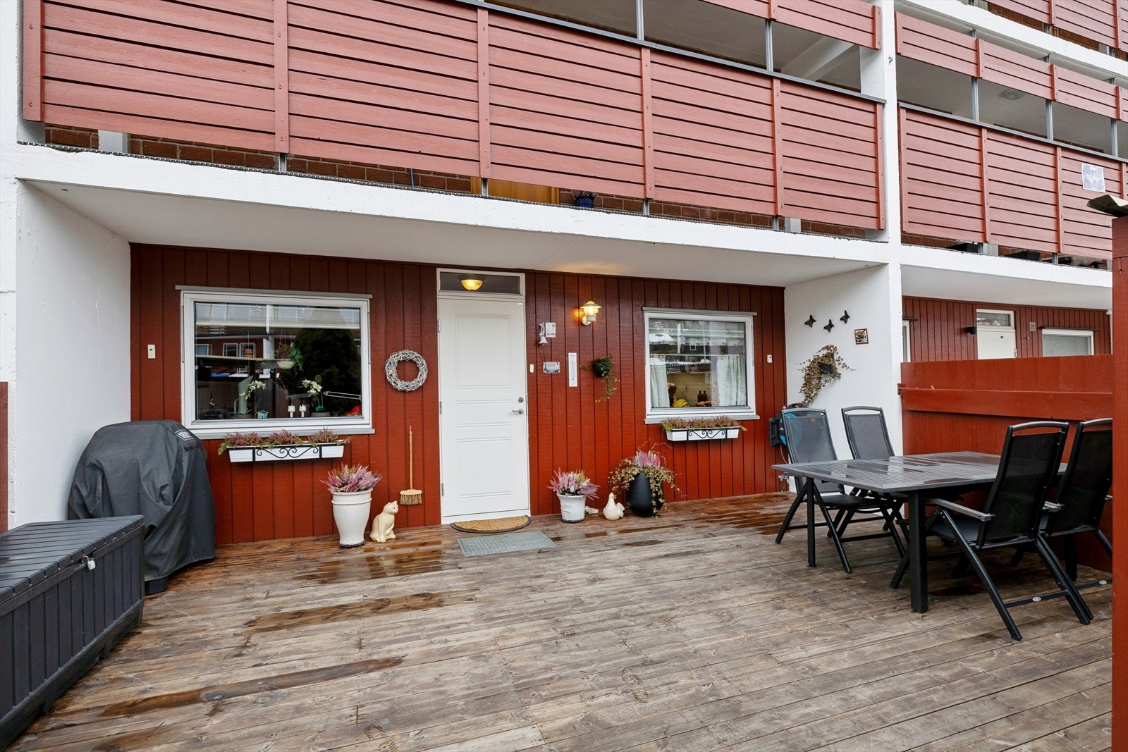 Ved inngangspartiet er det en hyggelig og stor platting. Galleribilde