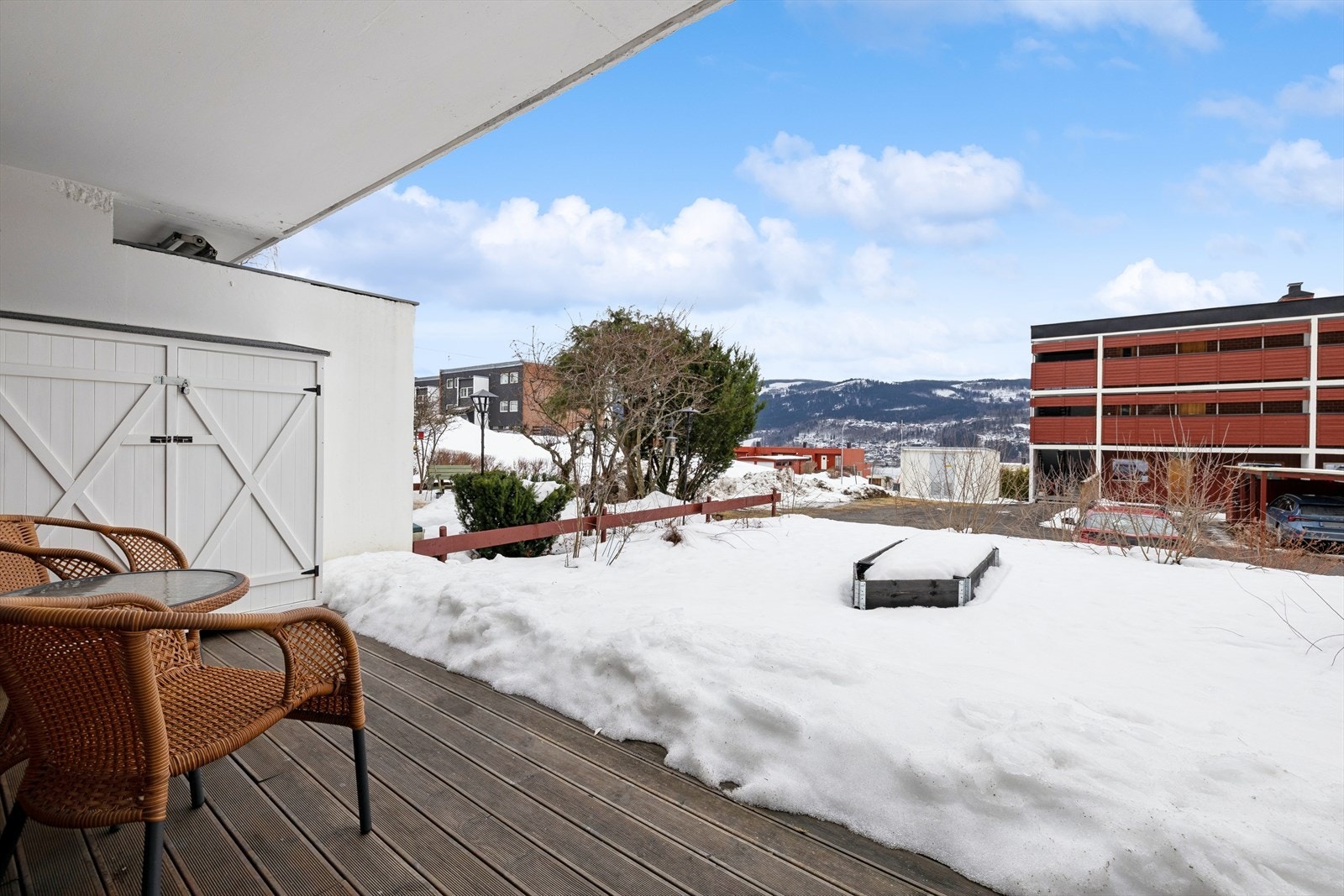 Uteplassen i underetasjen gir en fin, privat sone med utsyn mot fellesområdene. Galleribilde