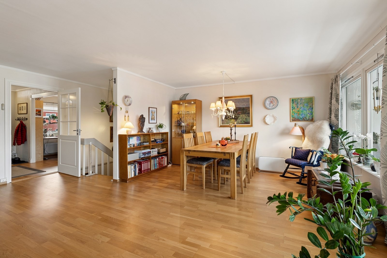 Leiligheten har en romslig stue og spisestue i åpen løsning, med parkett på gulvet og store vindusflater. Galleribilde