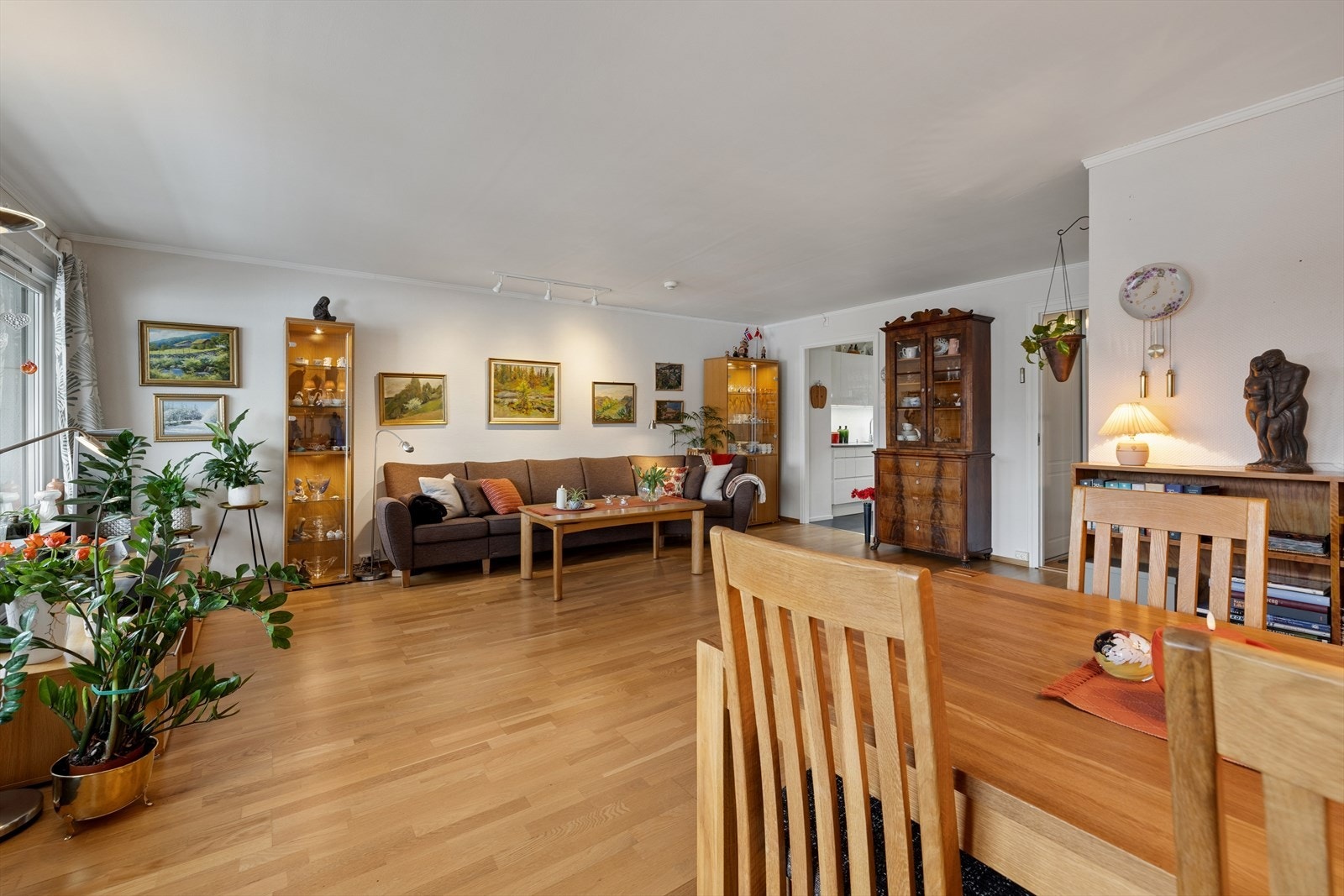 En åpen og sosial planløsning binder stue, spisestue og kjøkken sammen. Galleribilde