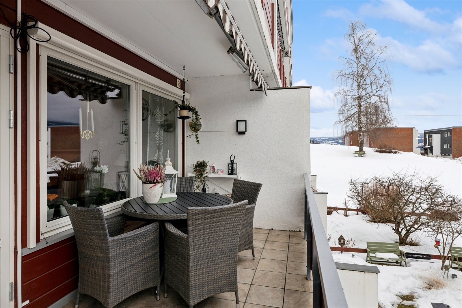 Terrassen har god plass til både hagemøbler og grill. Galleribilde