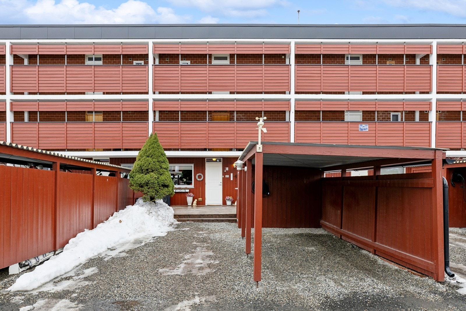 Eiendommen har egen carport i tilknytning til inngangspartiet. Galleribilde