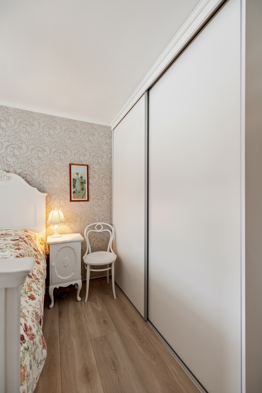 Her er det god oppbevaringsplass i en romslig skyvedørsgarderobe. Galleribilde