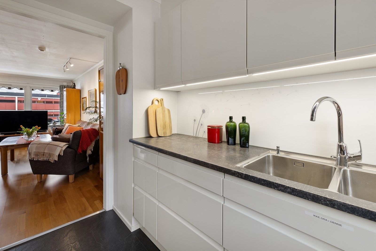 HTH innredning fra 2014 har hvite glatte fronter og en laminert benkeplate med underlimt kjøkkenkum. Galleribilde