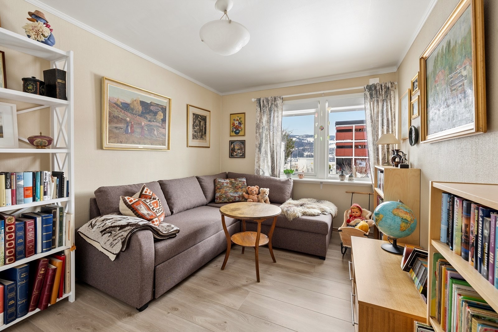 Leilighetens andre soverom har laminat passer ypperlig som barnerom, gjesterom eller TV-stue. Galleribilde