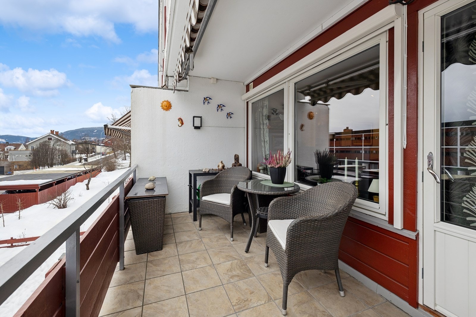 Balkongen fungerer som en forlengelse av stuen på varme sommerdager. Galleribilde