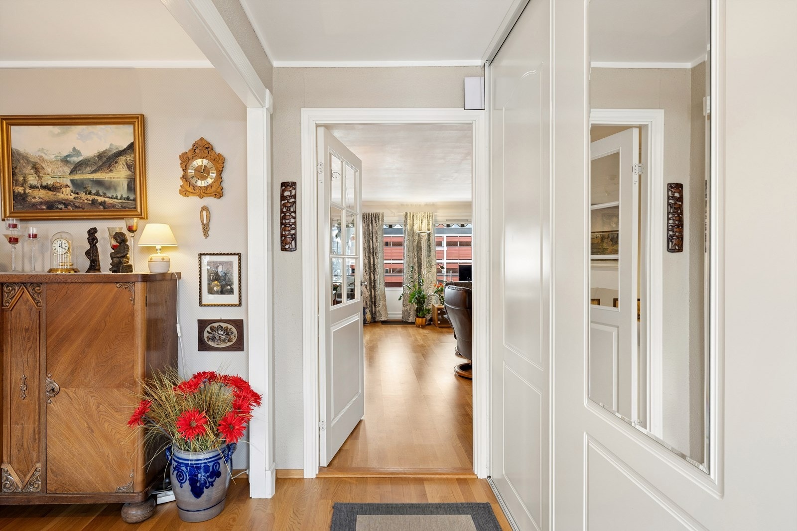 Her ønskes du velkommen inn i entré med plass til å henge fra seg ytterklær i stor skyvedørsgarderobe. Galleribilde