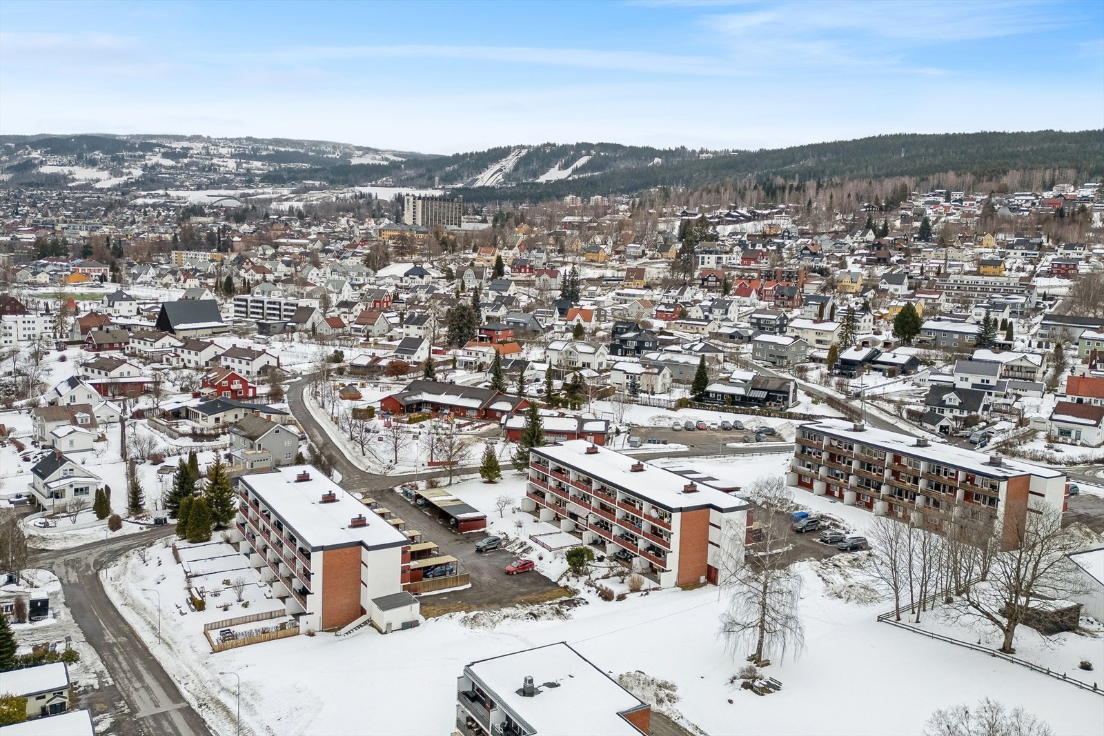Området har et godt skoletilbud, med blant annet Åretta ungdomsskole og Hammartun skole i gangavstand. Galleribilde