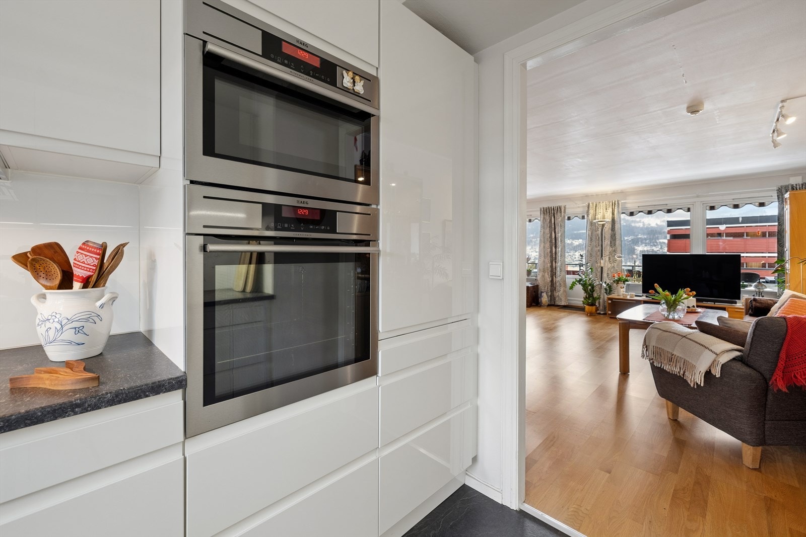 Kjøkkenet er utstyrt med integrert stekeovn, kombiovn, koketopp, oppvaskmaskin og et kjøleskapet (nytt i 2025). Galleribilde