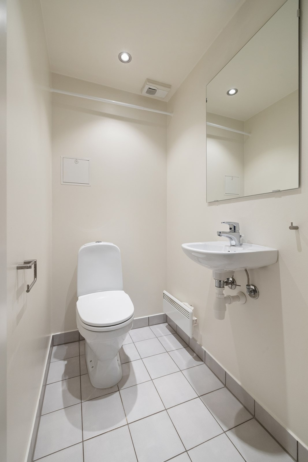 Praktisk med separat toalettrom, utstyrt med servant og toalett. Galleribilde