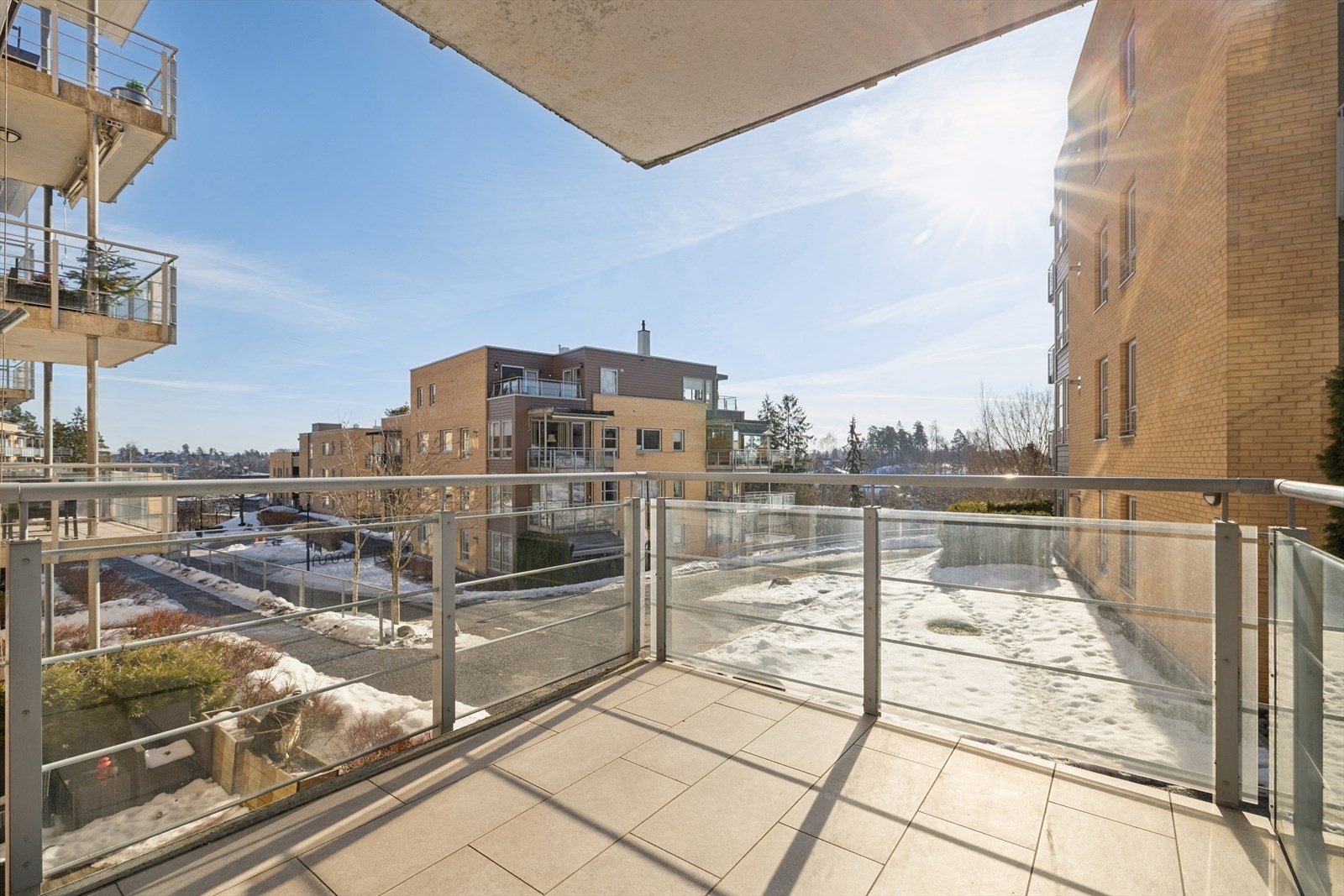 Den store, overbygde balkongen fungerer som en forlengelse av stuen store deler av året. Galleribilde