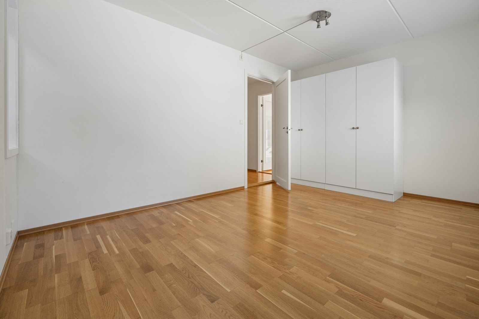 Alle soverommene har oppbevaringsplass i medfølgende garderobeskap. Galleribilde