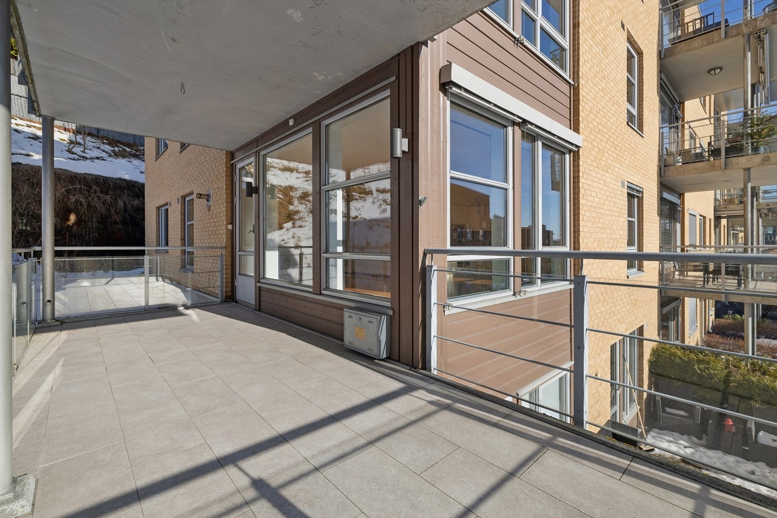 Her er det god plass til både sittegruppe og grill. Galleribilde