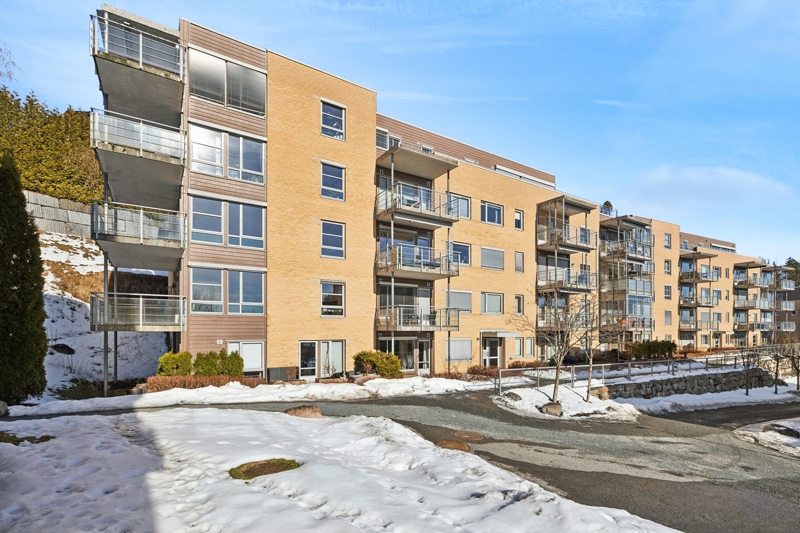 Leiligheten ligger i en høy 1. etasje i et velholdt bygg fra 2005, med heisadkomst. Galleribilde