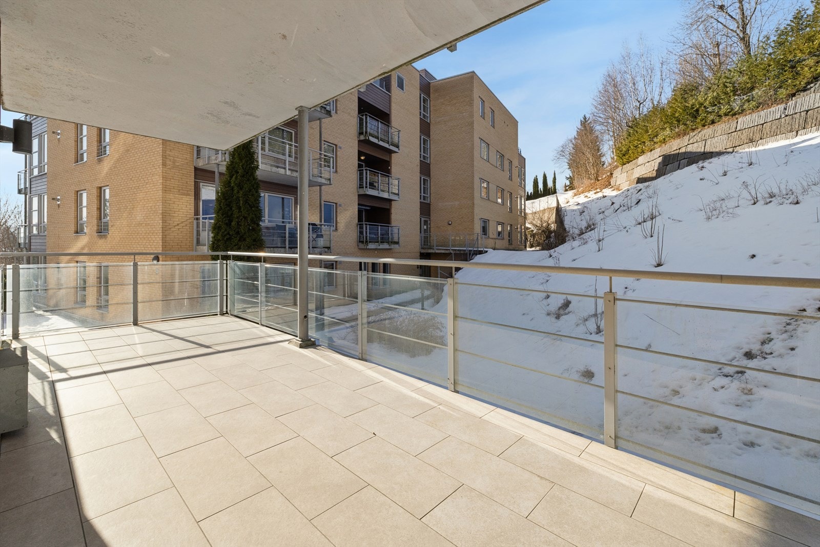 Fra stuen er det utgang til en overbygget balkong på hele 15 m². Galleribilde