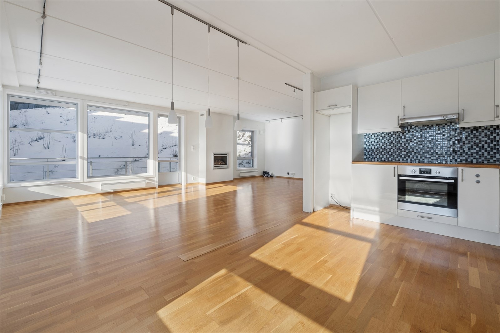 Stuen er leilighetens samlingspunkt, med store vindusflater og god plass til både sofagruppe og spisebord. Galleribilde