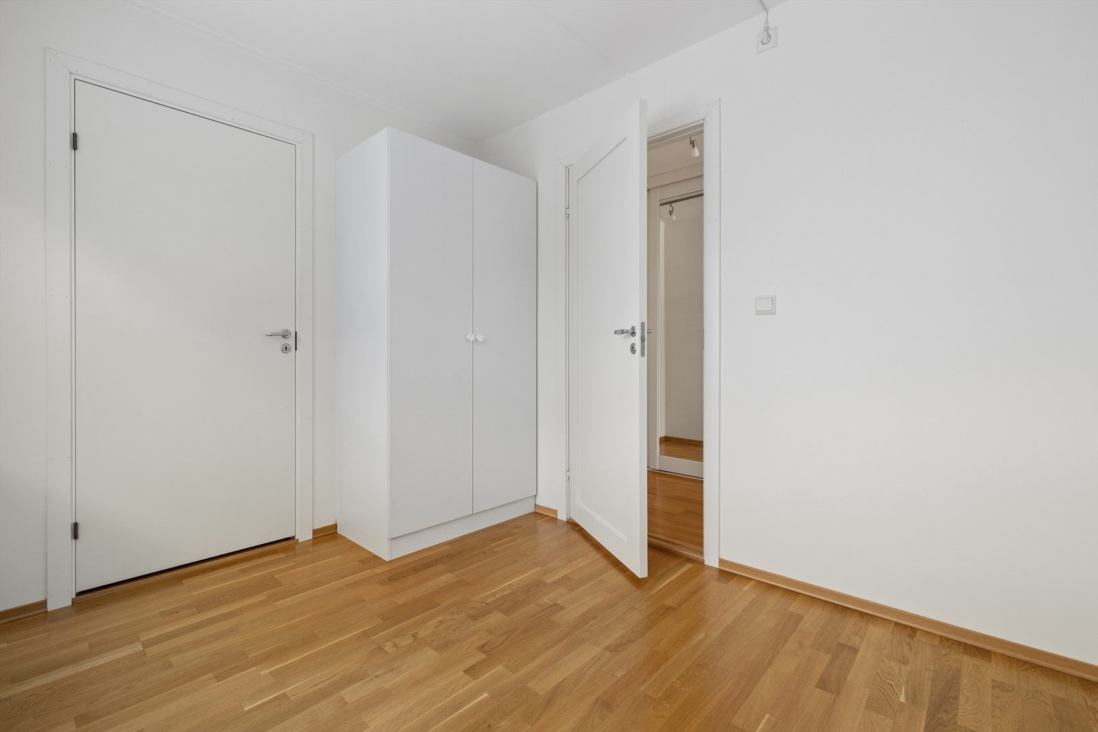 Et kompakt og funksjonelt rom, ideelt som kontor eller barnerom. Galleribilde