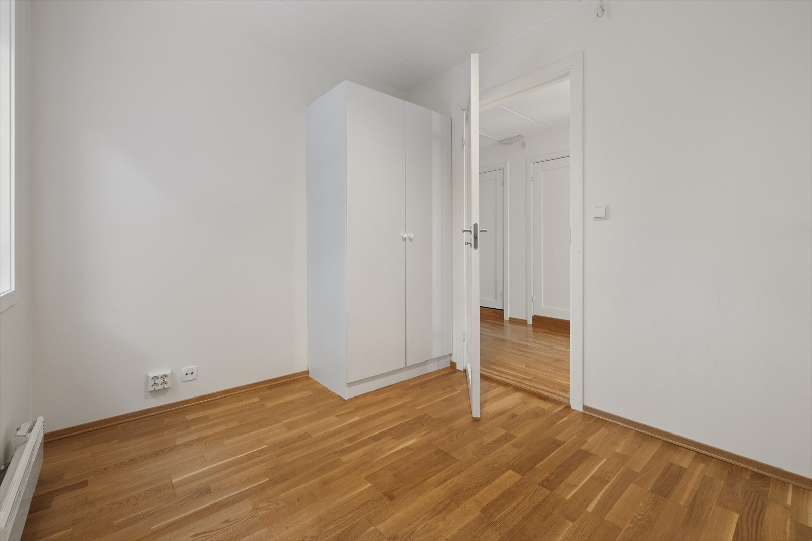 Praktisk garderobeskap medfølger. Galleribilde