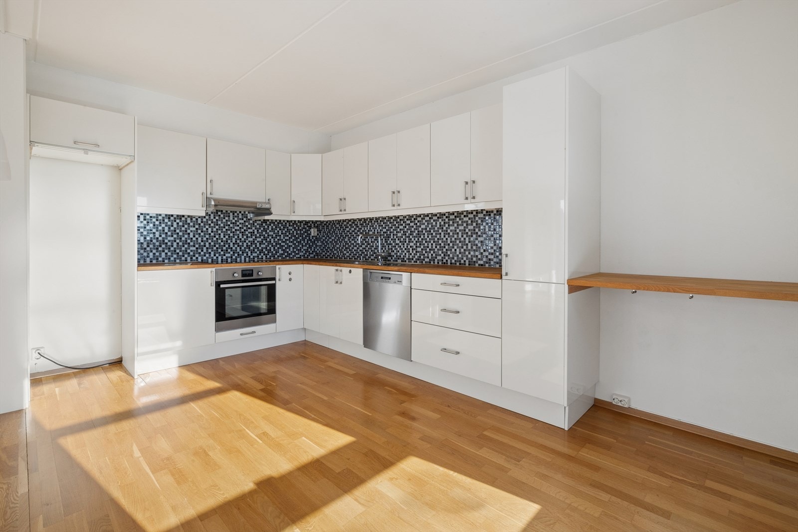 Kjøkkenet er utstyrt med integrert komfyr, induksjonstopp og oppvaskmaskin. Galleribilde