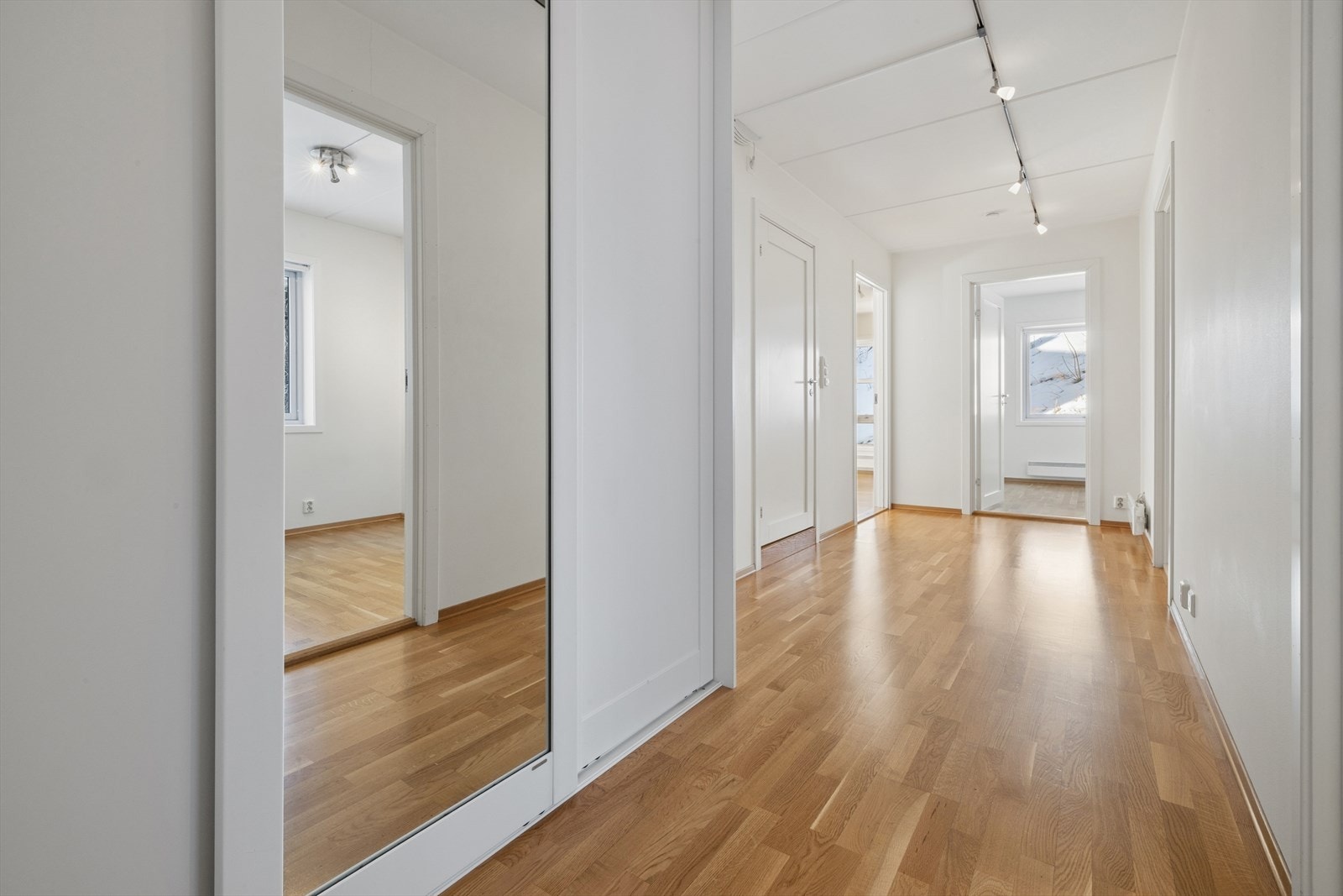 Gjennomgående 3-stavs parkett binder rommene sammen på en pen måte. Galleribilde