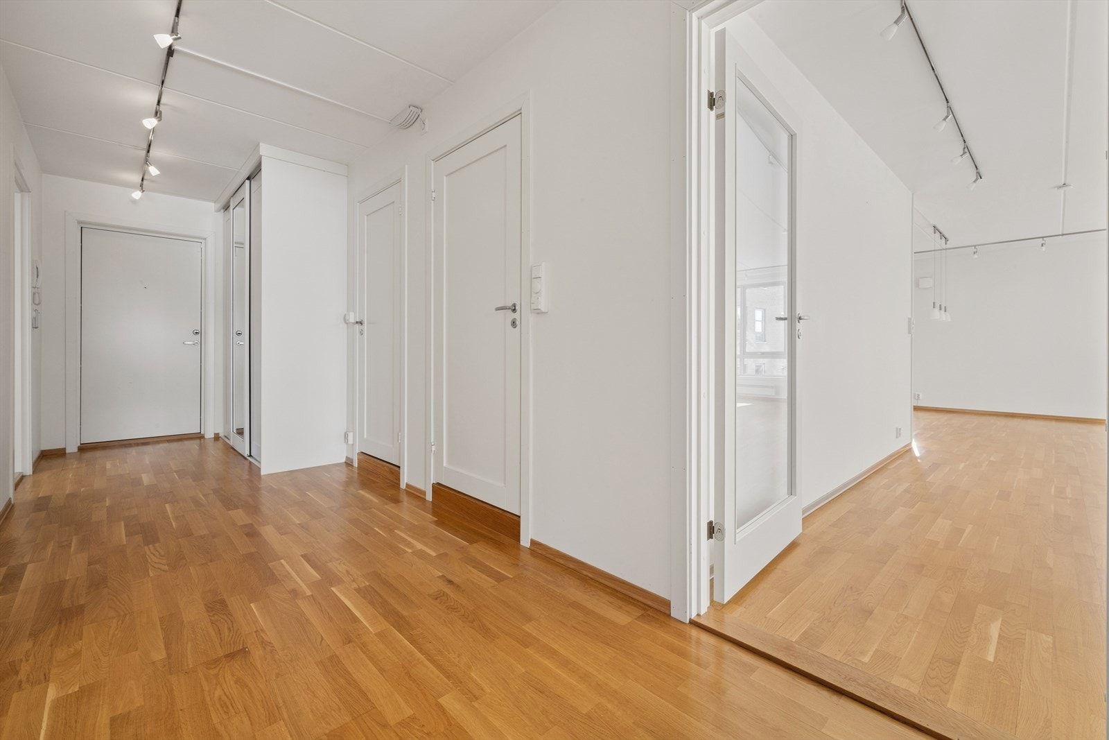 Romslig entré med garderobeløsning. Galleribilde