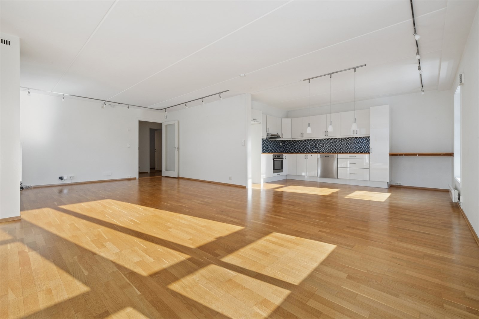 Kjøkkenet ligger i åpen forbindelse med stuen, men er samtidig praktisk plassert i en egen sone. Galleribilde