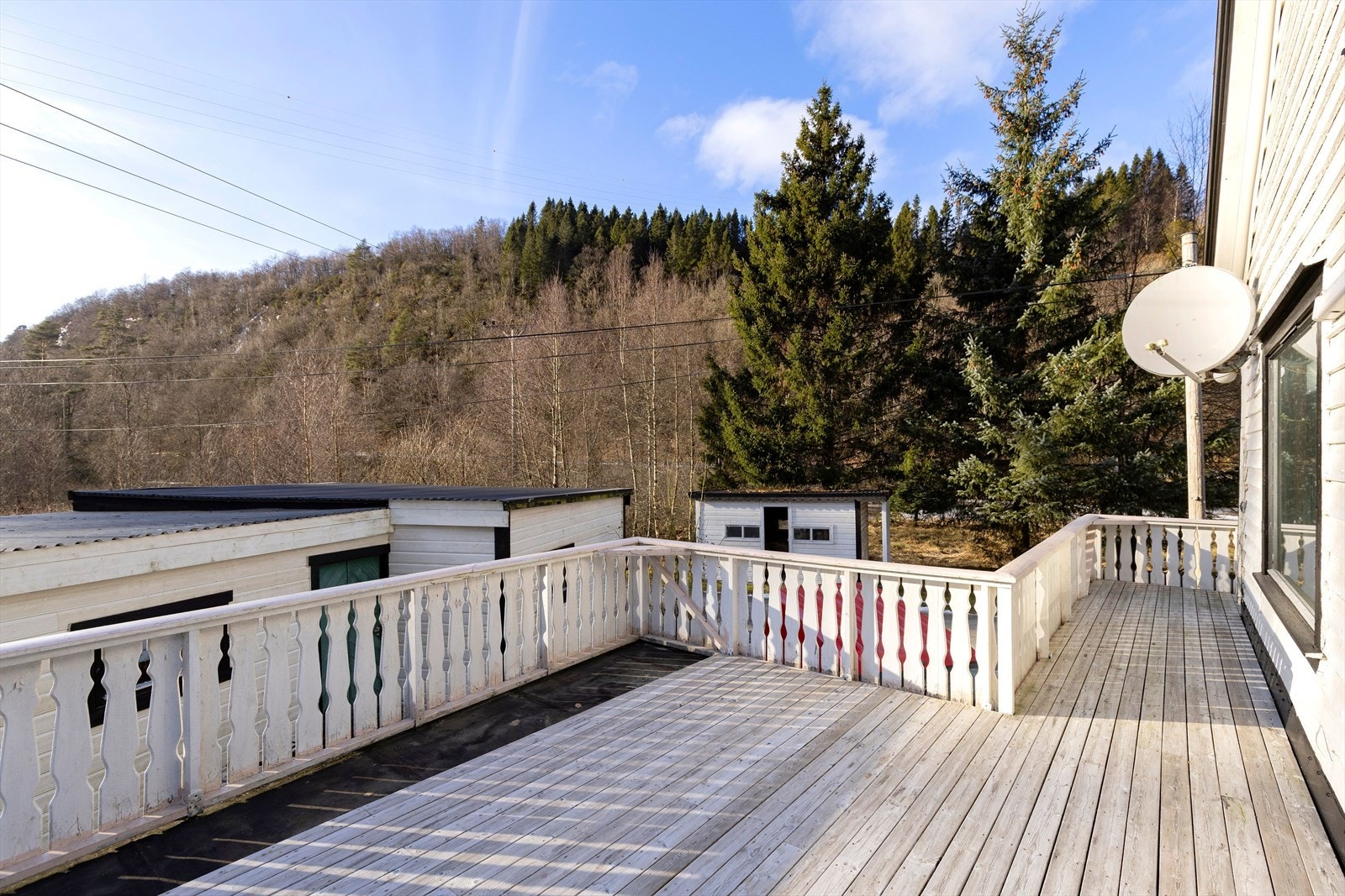 Herlig terrasse med gode solfrohold og sikt til elven Galleribilde