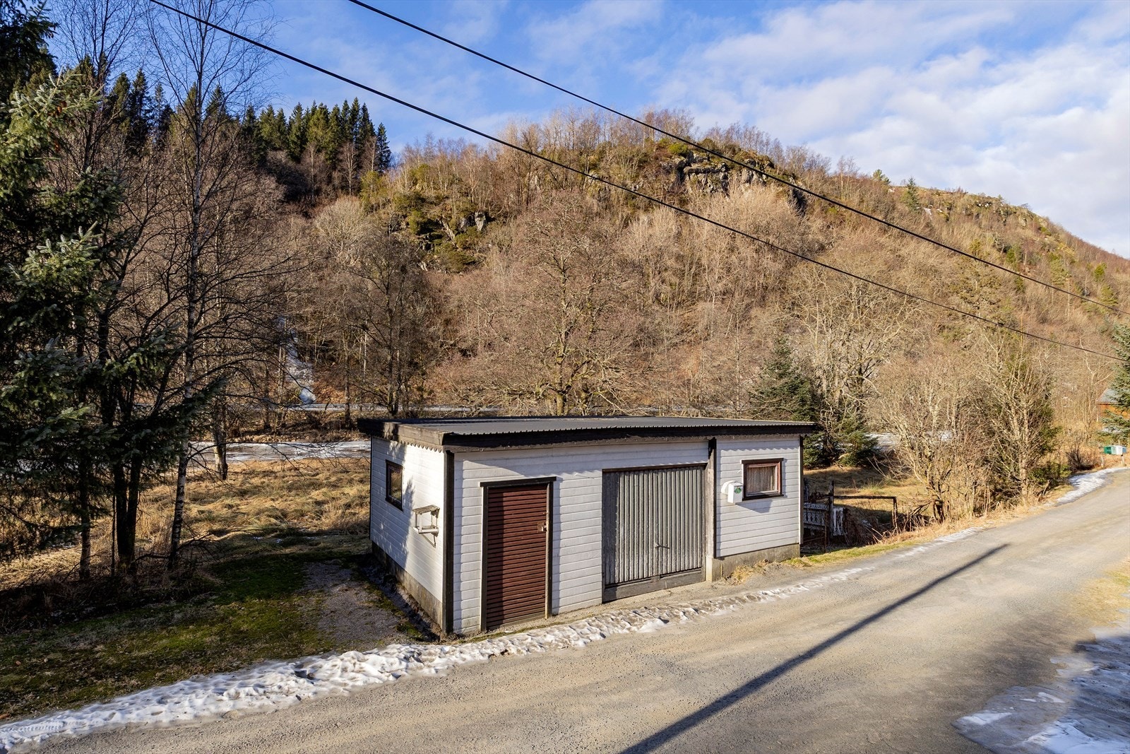 Uthus/garasje Galleribilde