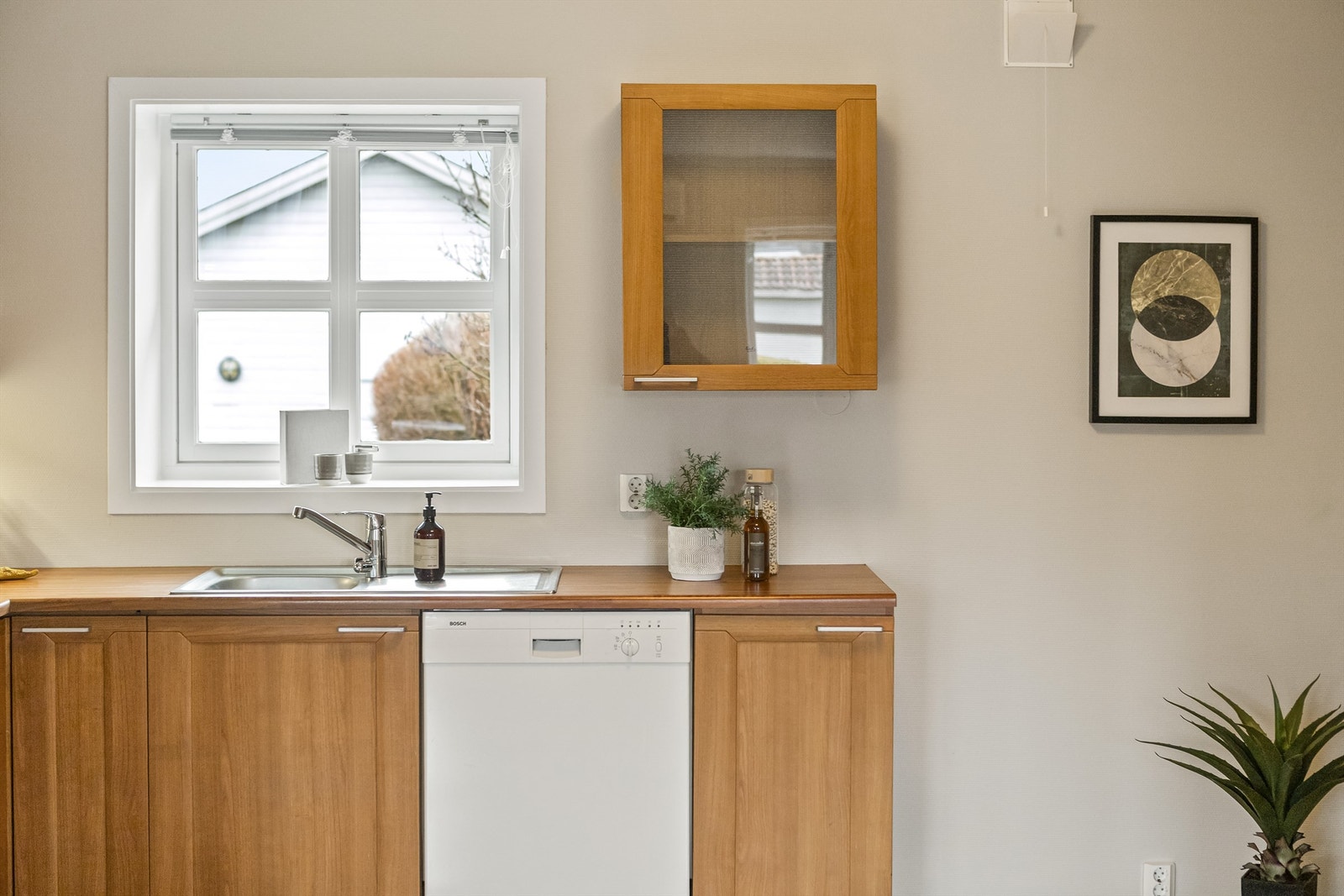 Vegg- og takflater på kjøkkenet er nylig malt. Galleribilde