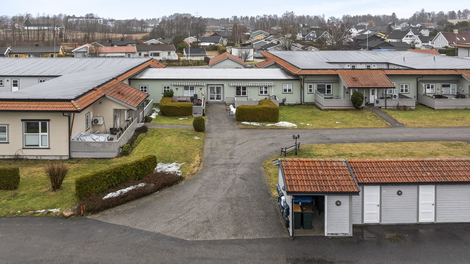 Sameiet Presterødtunet består av 50 boligseksjoner. Bygget var opprinnelig en skole, ombygget i 2001. Galleribilde