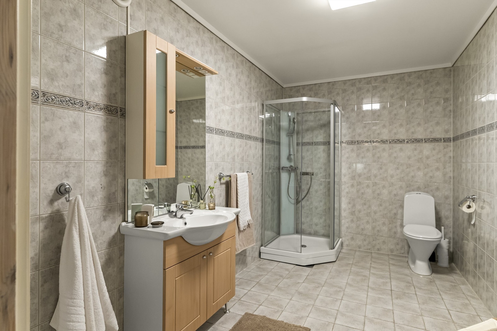 Innredningen består av servant i baderomsinnredning, klosett og dusjhjørne. Galleribilde