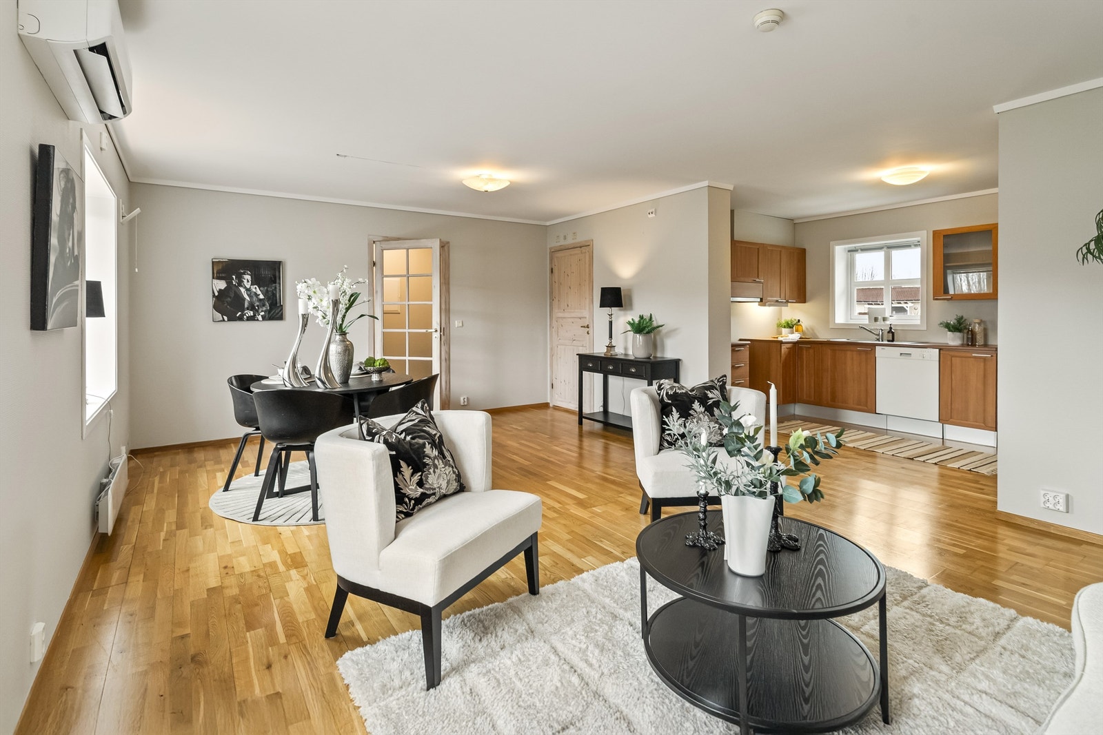 Oversikt over den åpne stue- og kjøkkenløsningen. Galleribilde