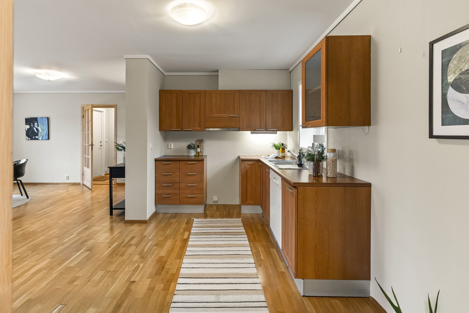 Kjøkkeninnredningen er fra byggeåret 2001, med folierte fronter og laminerte benkeplater. Galleribilde