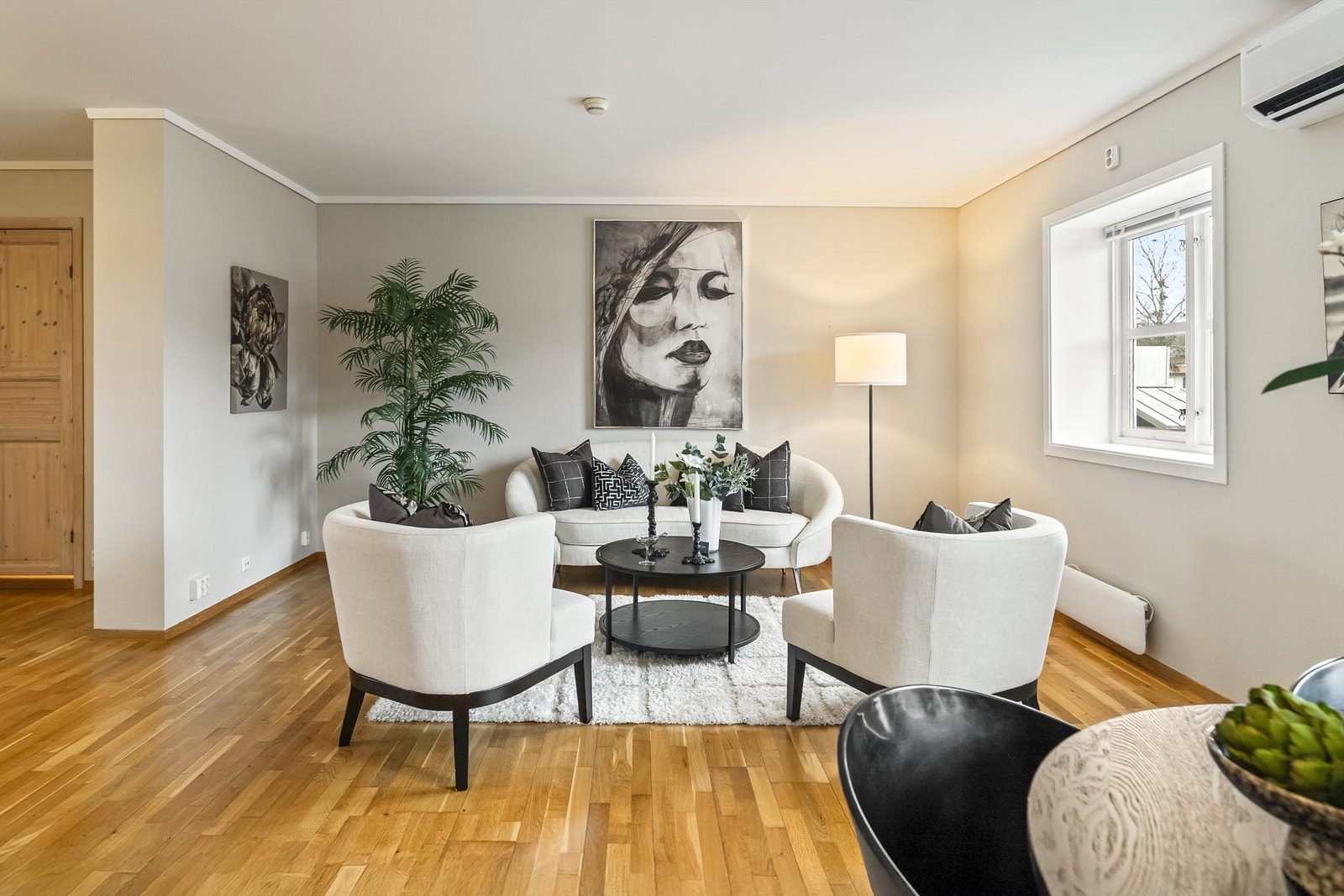 De lyse overflatene og vinduene gir en behagelig romfølelse. Galleribilde