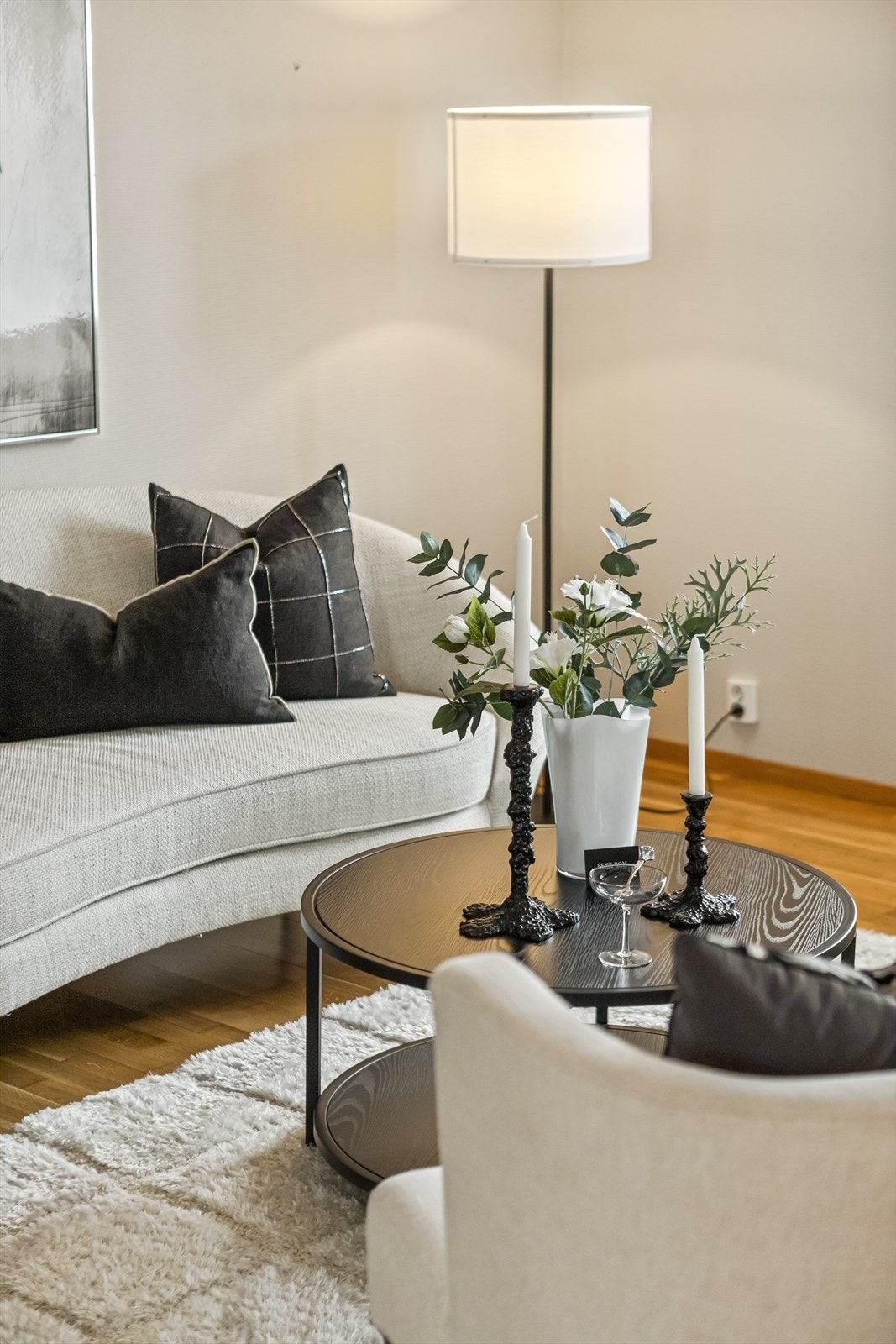 Nærbilde av sofagruppen. Galleribilde