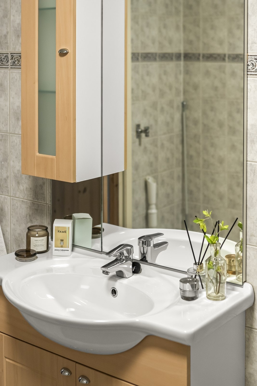 Servant med ettgreps blandebatteri og speilskap med belysning. Galleribilde