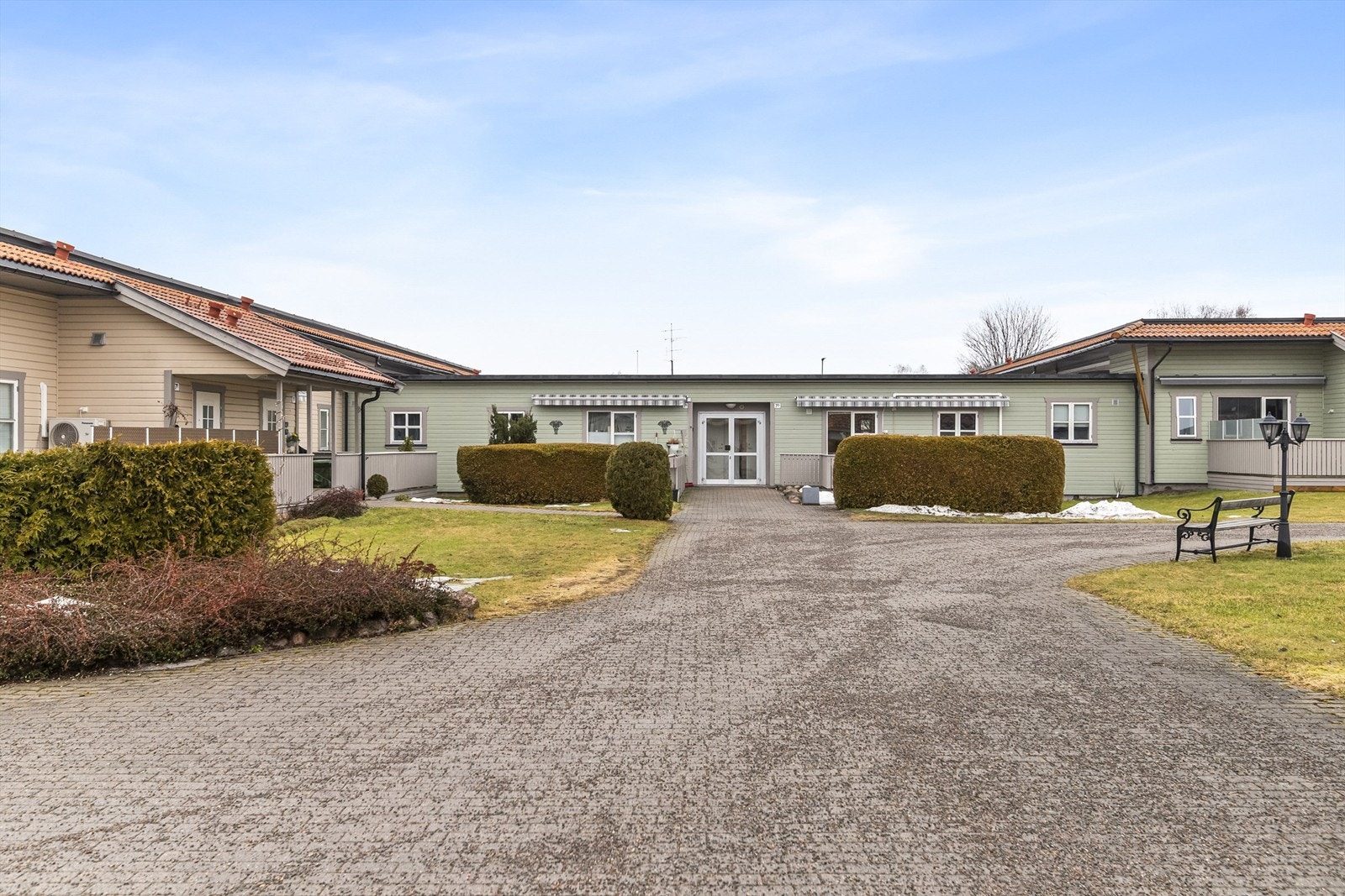 Sameiet sørger for utvendig vedlikehold, brøyting og plenklipp, som er inkludert i fellesutgiftene. Galleribilde