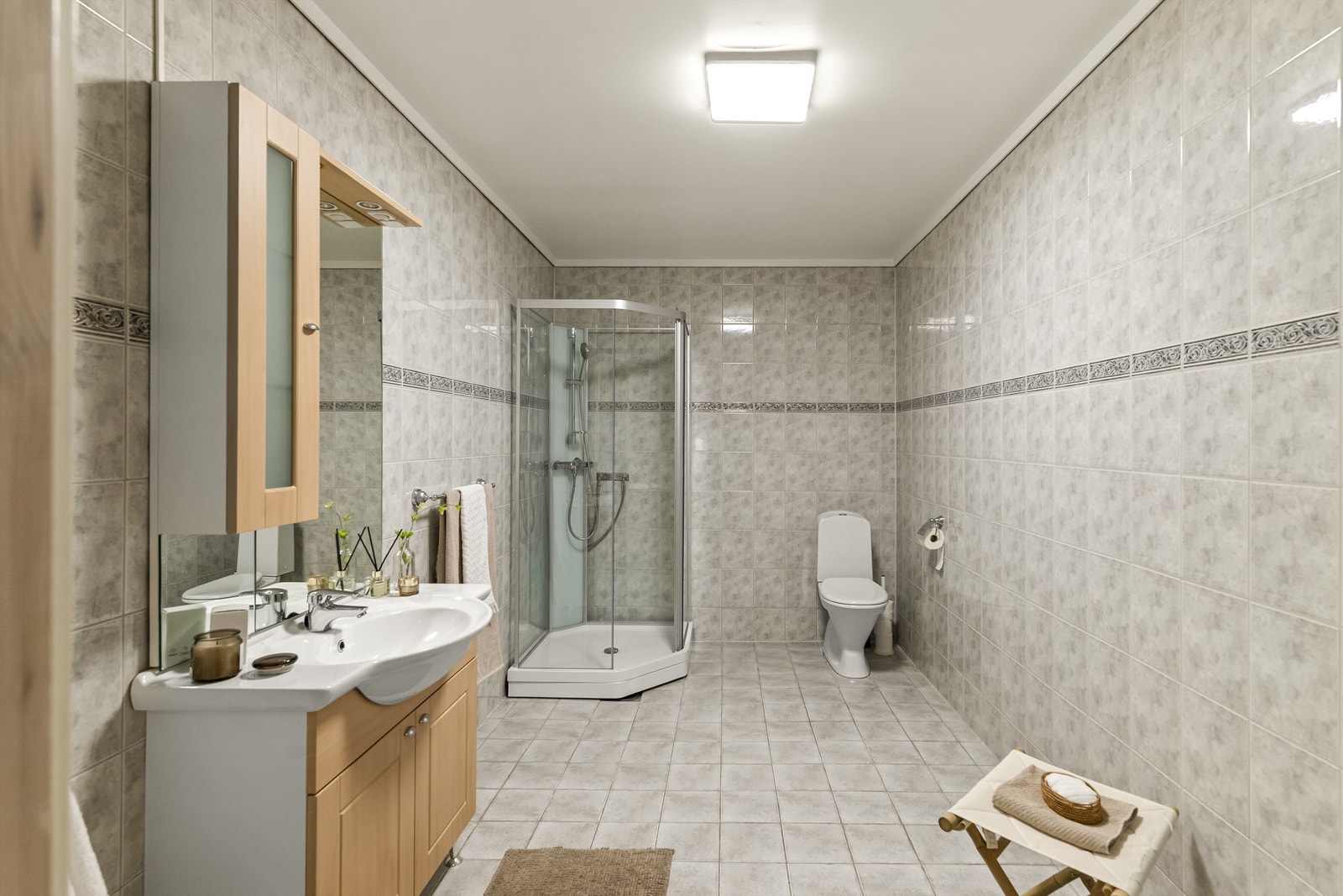 Badet er helfliset og utstyrt med elektriske varmekabler i gulvet. Galleribilde