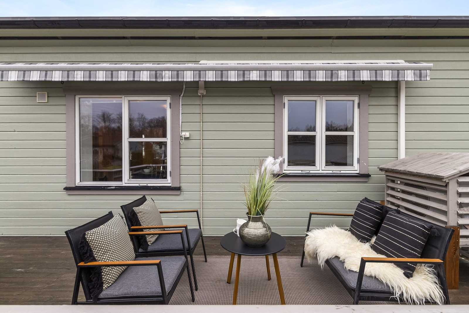 Den romslige, sydøstvendte terrassen på 16 m² er en solrik og privat uteplass. Ny markise skjermer for solen. Galleribilde