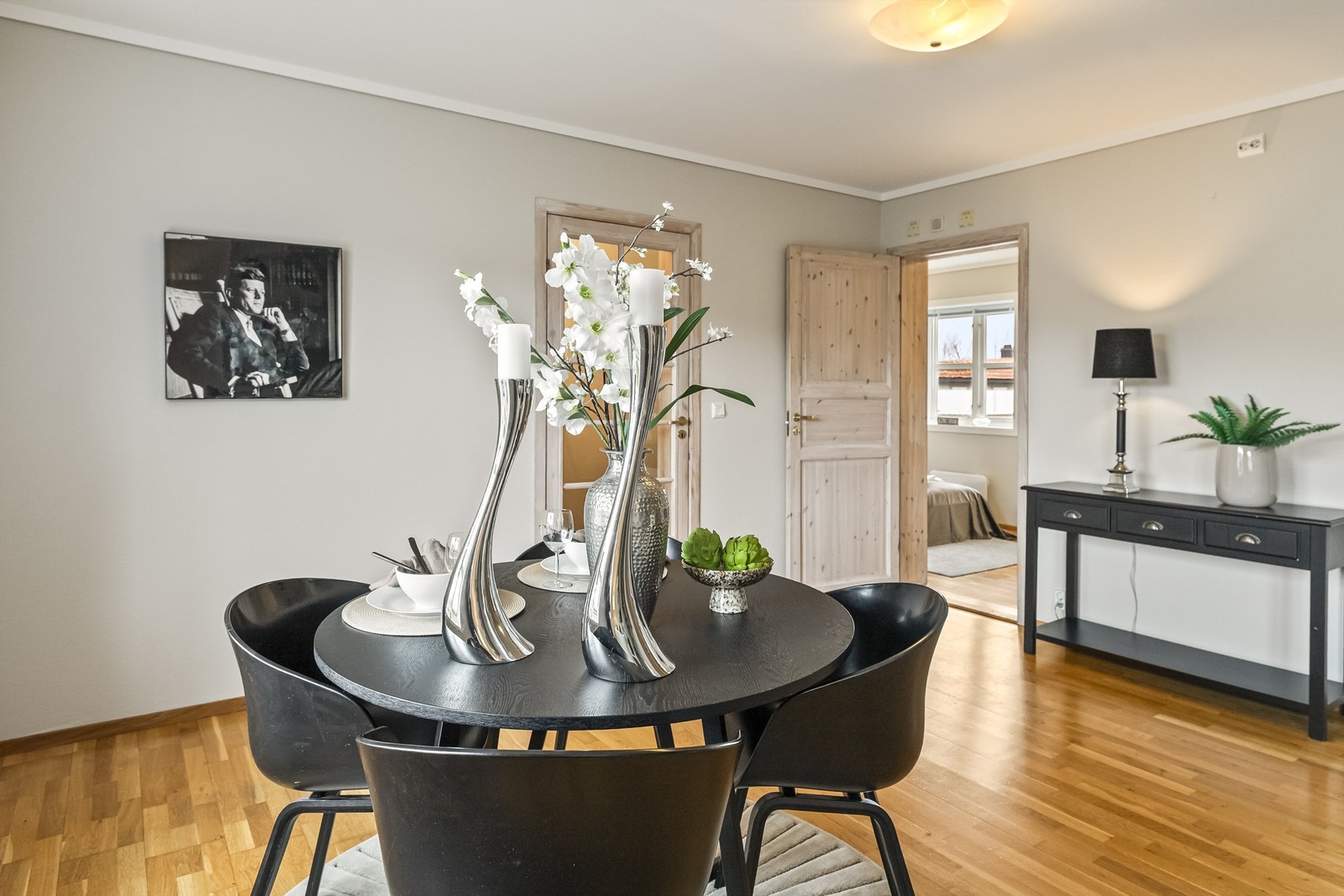 Fra spisestuen er det kort vei til både soverom og gang. Galleribilde