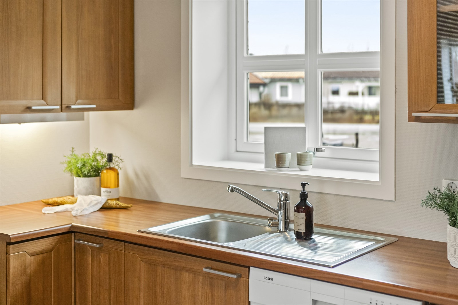 Oppvaskbenken er i rustfritt stål med kummer. Galleribilde