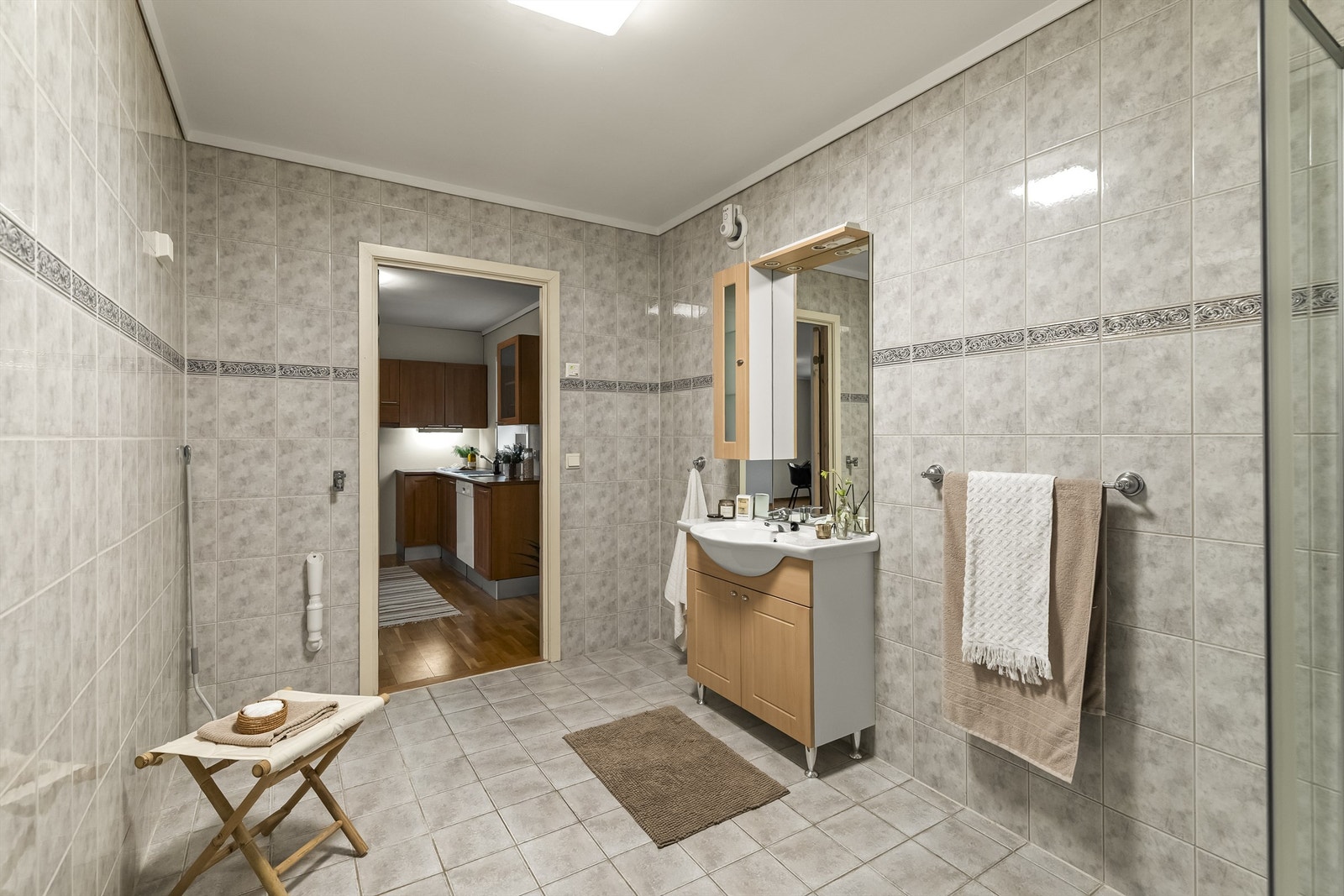 Badet er romslig og har opplegg for vaskemaskin. Ventilasjon via elektrisk styrt vifte. Galleribilde