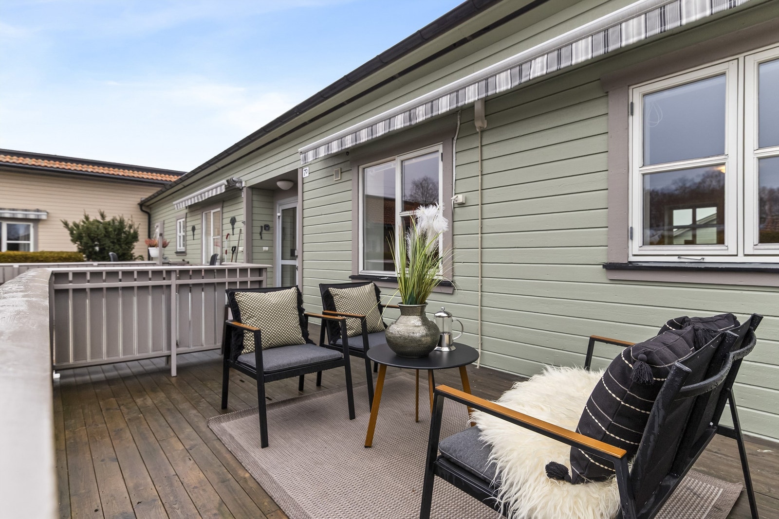 En fin uteplass med gode solforhold. Galleribilde